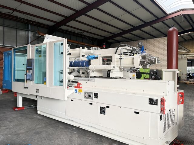 Injection molding machine KraussMaffei KM 250-1000 CX m. 2 Robots